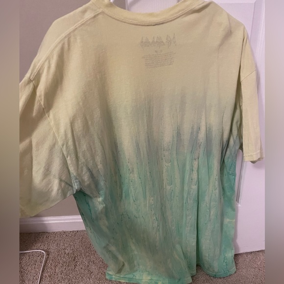 Def Leppard Graphic T-shirt - Picture 3 of 4